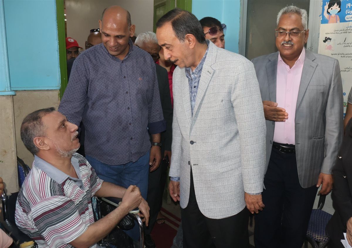محافظ سوهاج يتفقد قافلة تركيب الأطراف الصناعية