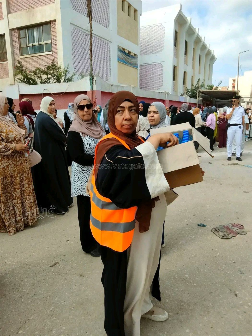 توزيع المياة على طلاب الثانوية العامة قبل دخولهم الامتحانات،فيتو