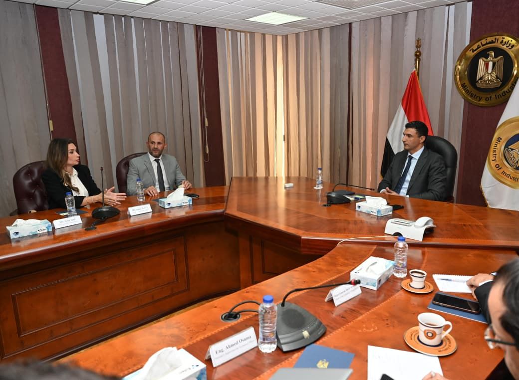 اجتماع وزير الصناعة مع وفد شركة