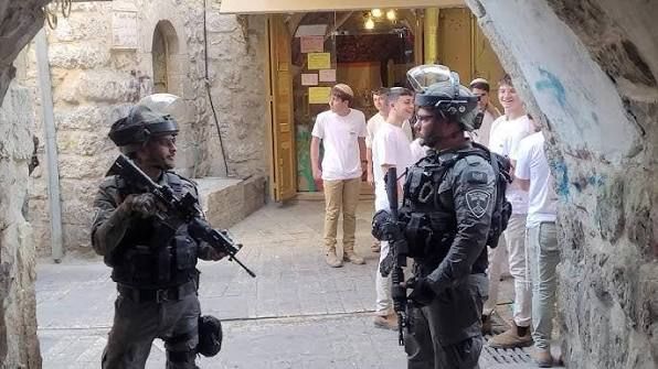 تنفيذ المخططات الاستيطانية عمل مشترك بين الجيش الإسرائيلي والمستوطنين