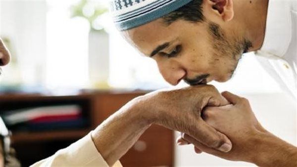 حكم توقير العلماء والصالحين وكبار السن