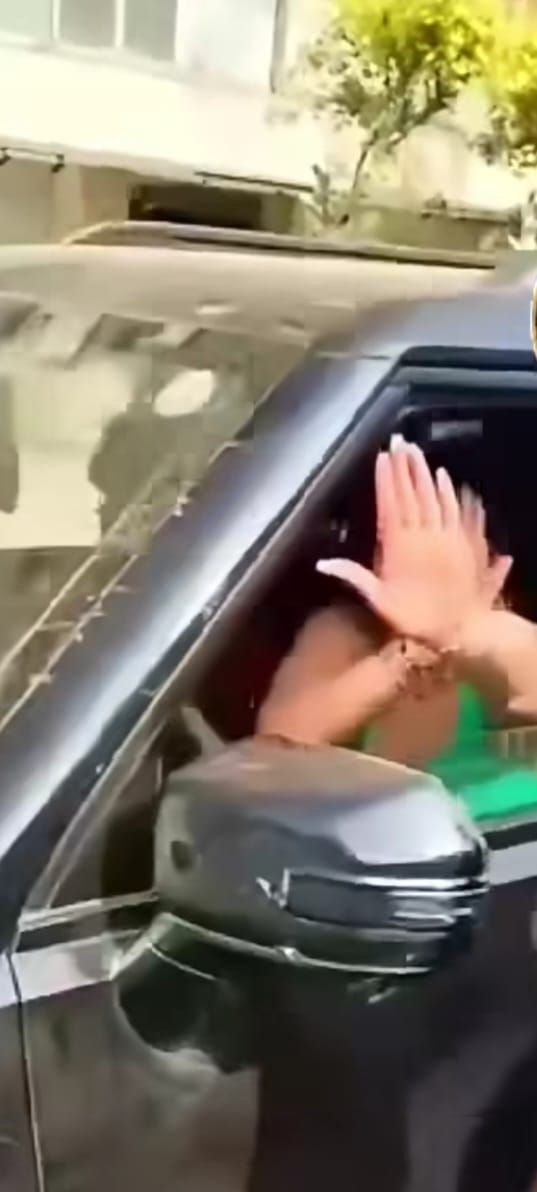 ما سر صاحبة السيارة الجيتور والملابس المثيرة؟ 