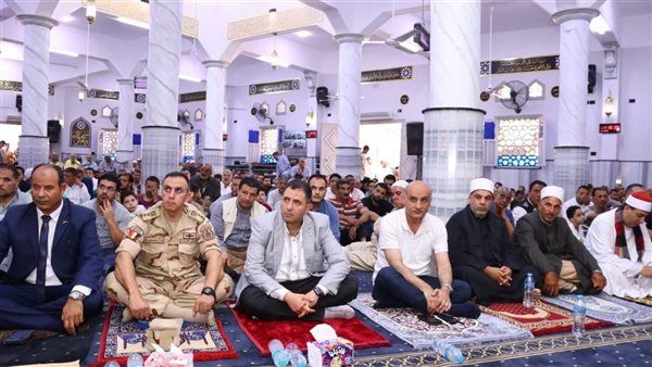 محافظ دمياط يفتتح مسجد الرحمة بالزرقا ويؤدي صلاة الجمعة وسط الأهالي