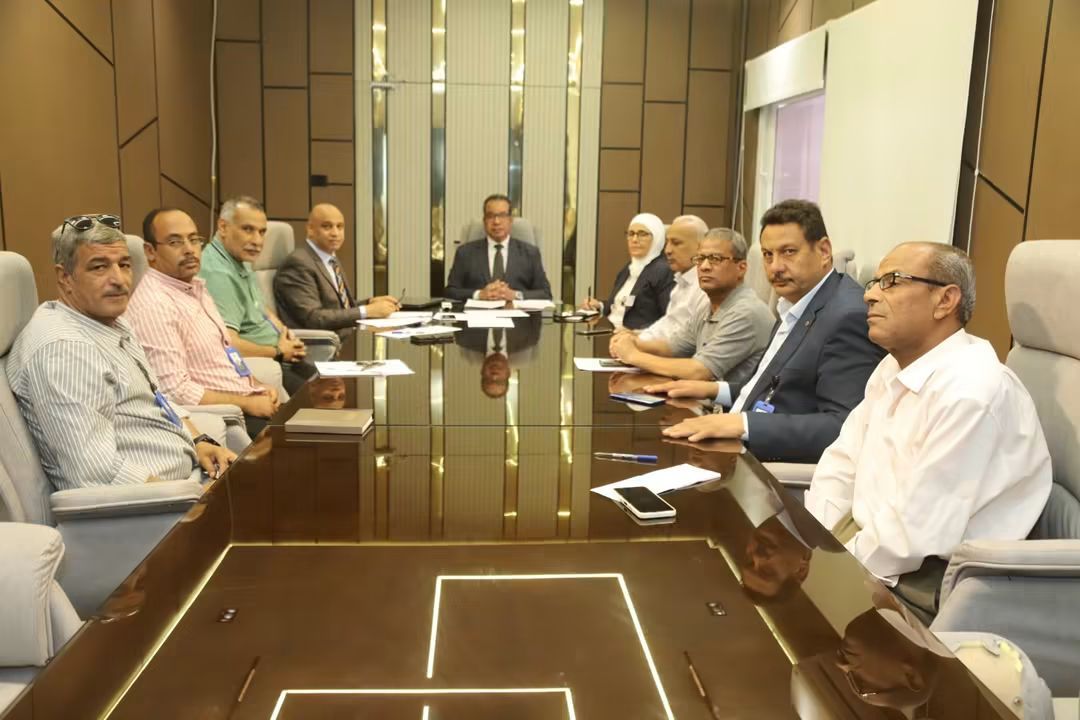 نائب رئيس جامعة قنا يترأس اجتماع معايير الأمن والسلامة