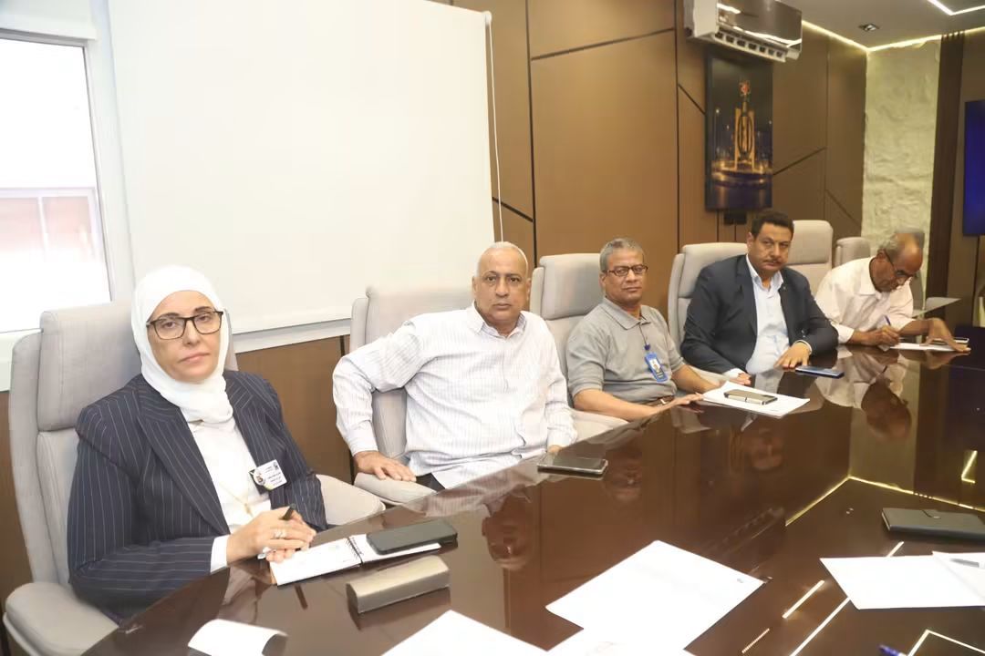 نائب رئيس جامعة قنا يترأس اجتماع معايير الأمن والسلامة