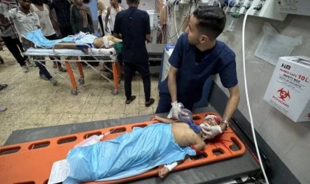 إصابة عشرات الفلسطينيين جراء استهداف طيران الاحتلال الإسرائيلي وسط قطاع غزة