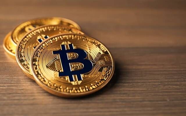 بيتكوين تتراجع تحت ضغط التوترات الأمريكية الإيرانية وارتفاع عوائد السندات