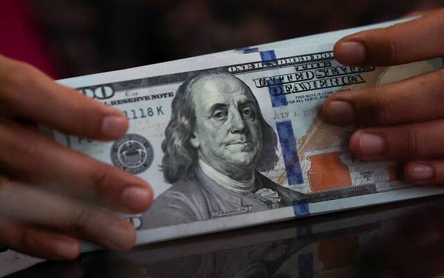 الدولار يرتفع قليلاً مع تعزيز التضخم توقعات رفع الفائدة الأمريكية