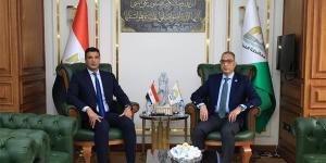 وزير الصناعة ومحافظ الجيزة يبحثان تقنين أوضاع المستثمرين بجرزا وعرب أبو ساعد
