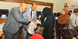 محافظ أسيوط يوزع 220 حقيبة مدرسية لدعم طلاب الأسر الأولى بالرعاية (فيديو)