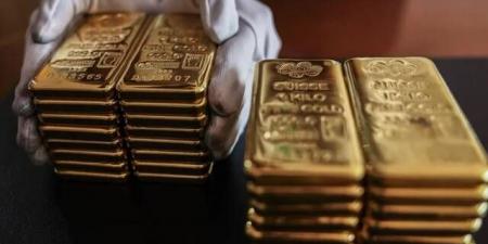 الذهب يهبط متأثرًا بارتفاع الدولار وتراجع توقعات خفض الفائدة
