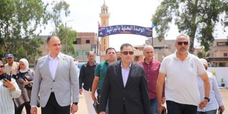 محافظ دمياط يتابع ميدانيا أعمال "خطوة لقرية أفضل" في فارسكور (صور)