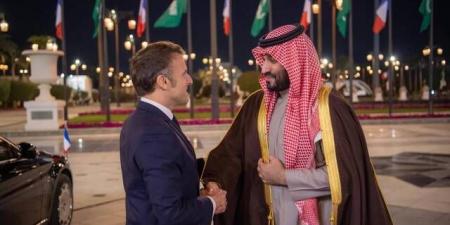 ولي العهد ورئيس فرنسا يؤكدان دعم الحلول الدبلوماسية وضمان حرية الملاحة