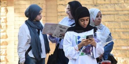 طلاب الثانوية العامة في مراجعة أخيرة أمام اللجان قبل بدء امتحان اللغة العربية (صور)