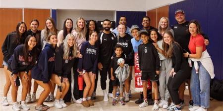 قميص منتخب مصر وصور جماعية إهداء لجامعة جونزاجا في "سبوكين" (صور)