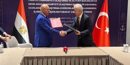 وزير النقل ونظيره التركي يوقعان مذكرة لتعزيز التعاون في مجال الممرات الدولية