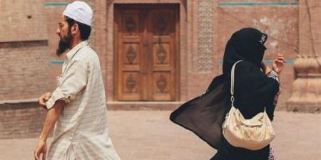 اتباعًا لنهج الصحابيات، تعرف على حكم تلقي النساء العلم من الرجال