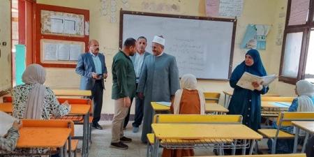 رئيس منطقة الإسماعيلية الأزهرية يتفقد لجنة الدور الثاني للثانوية بالتل الكبير