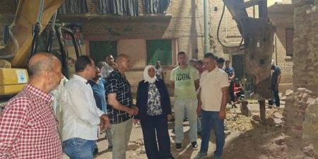 تحرك عاجل من محافظة القليوبية بعد انهيار منزل قديم ببنها وإزالة عقار مجاور لخطورة حالته