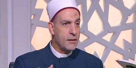 أمين الفتوى يوضح حكم كشف المرأة المسنة شعرها أمام أقاربها (فيديو)