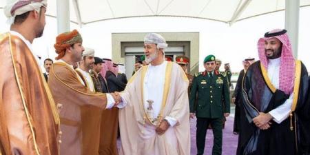 الأمير محمد بن سلمان يستقبل السلطان هيثم بن طارق سلطان عمان ( صور)