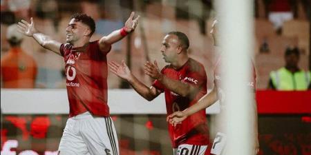 قرار جديد من عموتة بشأن خط دفاع الأهلي أمام المقاولون بالدوري