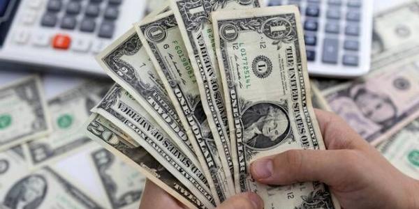 الدولار يرتفع طفيفاً قبيل بيانات التضخم