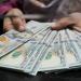 الدولار يقترب من أعلى مستوياته بأسبوعين وسط رهانات رفع الفائدة