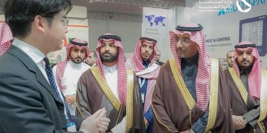 وزير
      الصناعة
      يلتقي
      عدداً
      من
      مسؤولي
      الشركات
      العالمية
      في
      مدينة
      هانوفر
      الألمانية