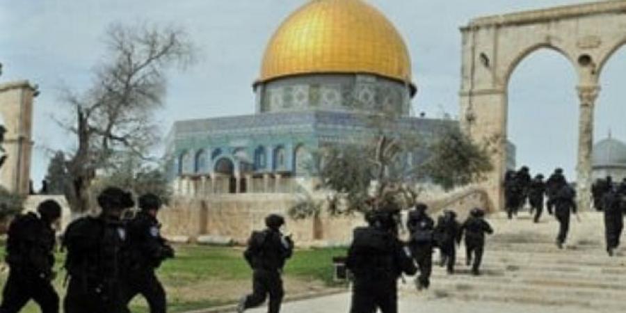 عشرات المستوطنين يقتحمون المسجد الأقصى بحماية قوات الاحتلال الإسرائيلى