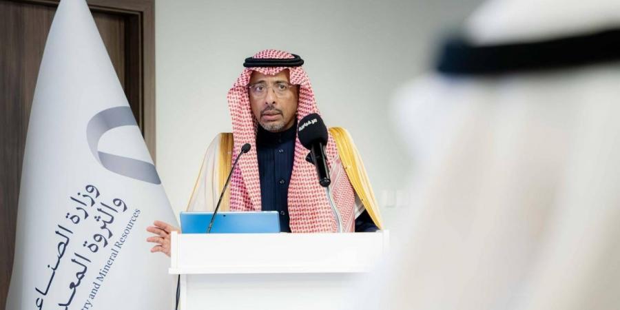 وزير الصناعة والثروة المعدنية 
يدشن أنشطة الصناعات البيئية