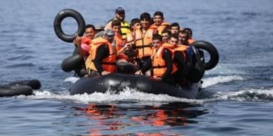 خفر السواحل اليوناني يحقق في تصادم مميت بينما يُعثر على 13 مهاجرًا شرق إيجه