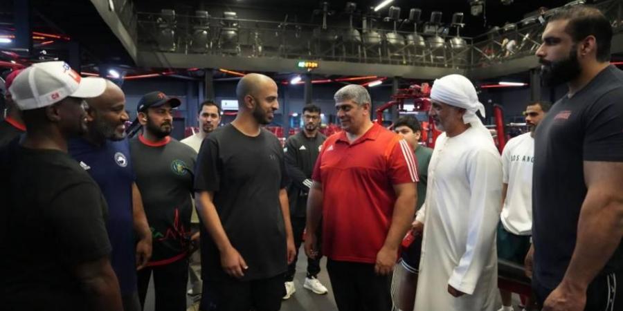 محمد بن سعود يتفقد مسار تحدي رأس الخيمة للياقة البدنية