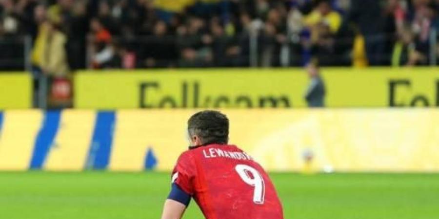 روبرت ليفاندوفسكي يبكي بعد ضياع بطاقة التأهل للمونديال