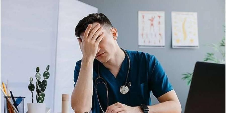 عبء ملء السجلات الصحية يهدد الأطباء الشباب