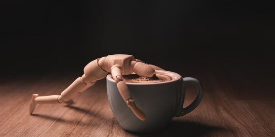 لعشاق "الشاي والقهوة".. الاستهلاك اليومي للكافيين يعيد تشكيل "طريقة عمل الدماغ"