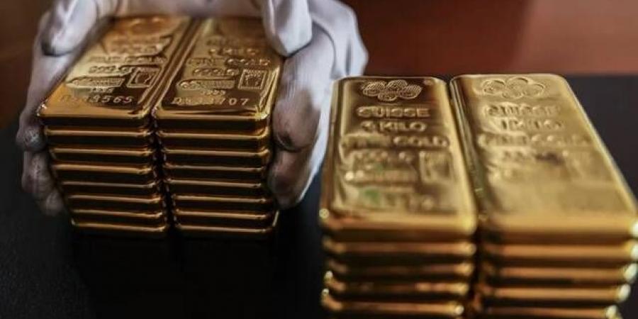 الذهب يهبط متأثرًا بارتفاع الدولار وتراجع توقعات خفض الفائدة