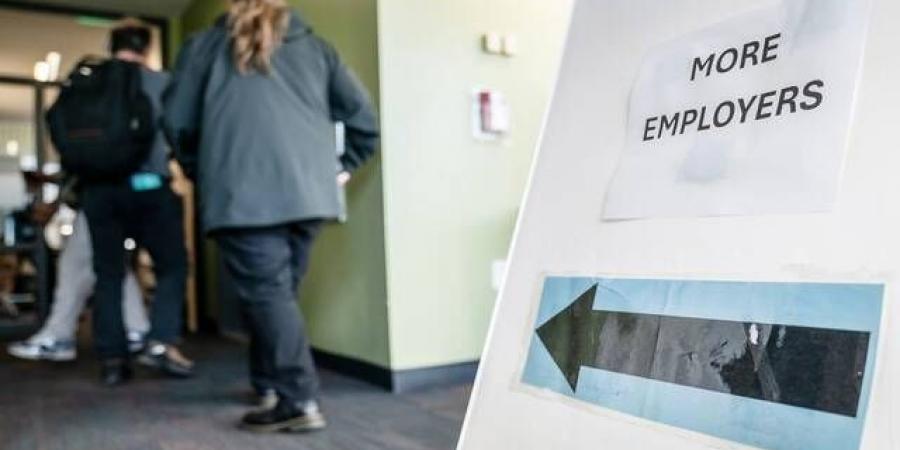 نمو سوق العمل الأمريكي يتجاوز التوقعات وانخفاض البطالة إلى 4.3%