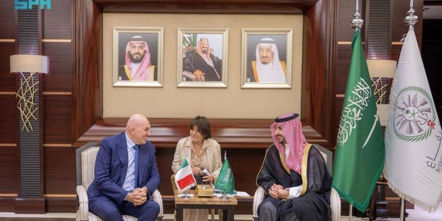 وزير الدفاع يلتقي وزير الدفاع الإيطالي