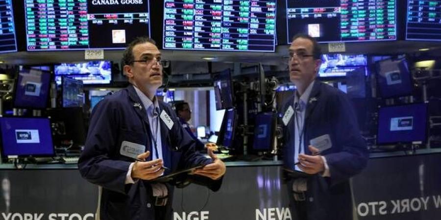 الأسهم الأمريكية تغلق منخفضة مع تراجع النفط