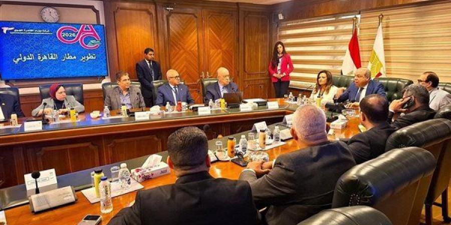 وفد من الشيوخ والنواب يتابع أعمال التطوير بقطاع الطيران