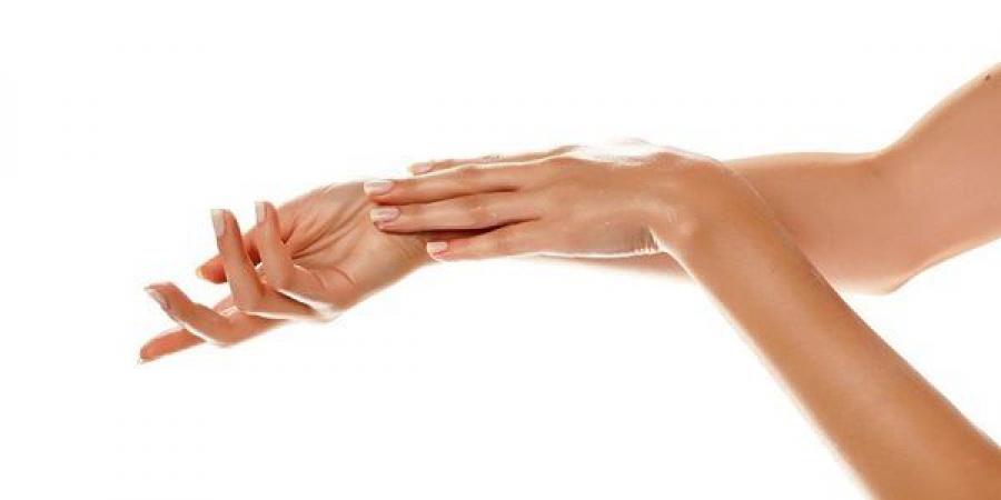خطوات بسيطة تحمي من اسمرار اليدين فى الصيف