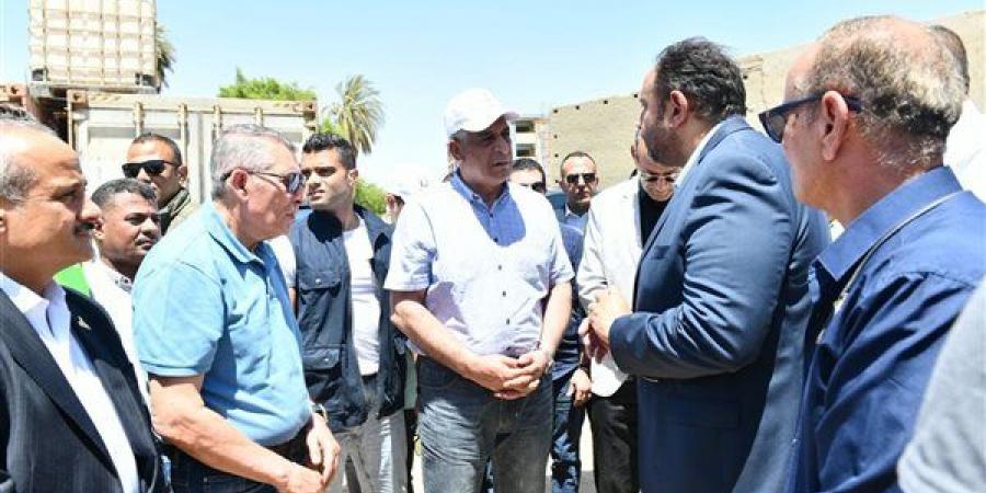 وزير الدولة للإنتاج الحربي يتابع مشروعات المبادرة الرئاسية "حياة كريمة" بقرى أسيوط (صور)