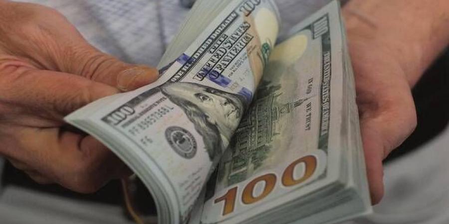 الدولار يواصل مكاسبه بعد تثبيت الفائدة وتوقعات رفعها مستقبلًا