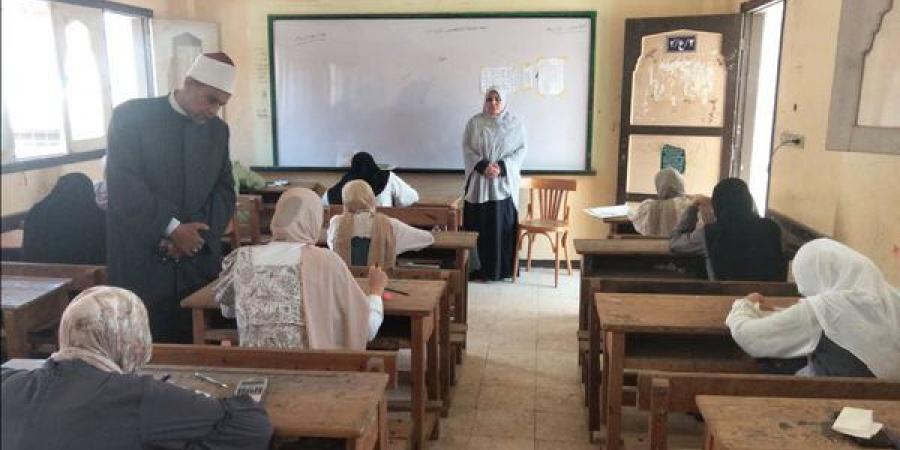 رئيس منطقة الدقهلية الأزهرية يتفقد سير امتحان الكيمياء لطلاب العلمي