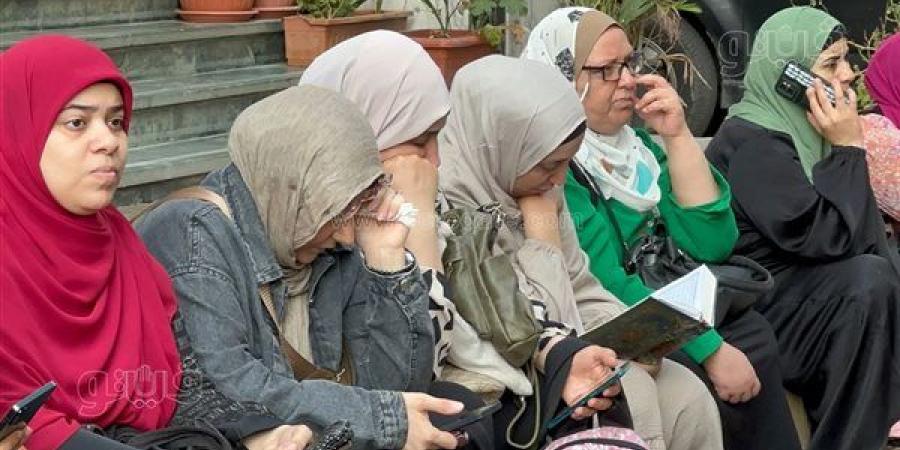 بين رهبة الامتحان وأمل النجاح، 20 مشهدا ترصد طلاب الثانوية العامة قبل دخول اللجان (صور)