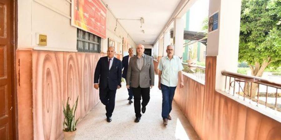 محافظ الفيوم يتفقد لجان امتحانات الثانوية العامة