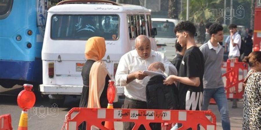 مراجعة أخيرة قبل الامتحان، مشهد أبوي مؤثر أمام مدرسة الشهيد أحمد محمد بالجيزة