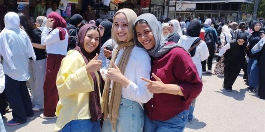 تفاصيل أول أيام امتحانات الثانوية العامة 2026.. شكاوى من صعوبة التربية الوطنية وفرحة بسهولة الدين.. إصابة ملاحظ بأزمة قلبية.. وآلام الوضع تفاجئ مراقبة حامل داخل اللجنة