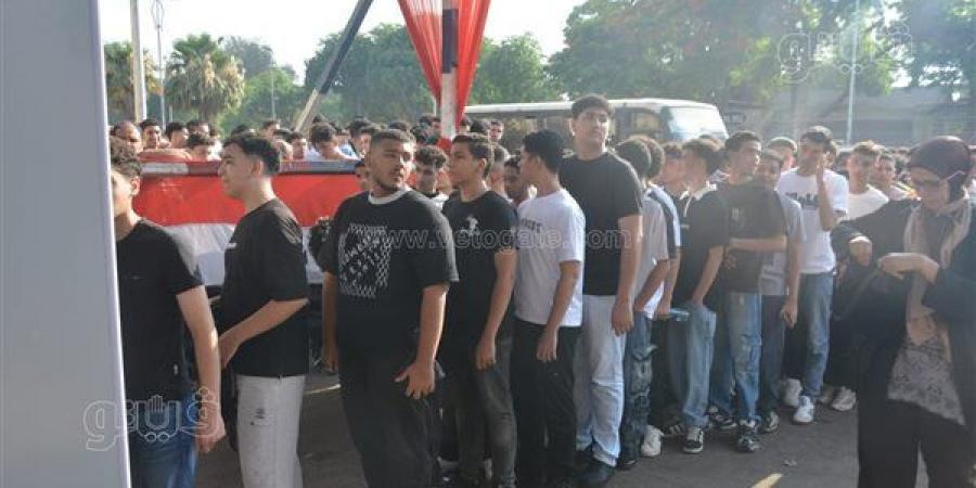 انطلاق ماراثون الثانوية العامة 2026.. تفتيش الطلاب بعصا إلكترونية.. أولياء الأمور يساندون أبناءهم.. التعليم تنفي تسريب الامتحانات.. (فيديو وصور)